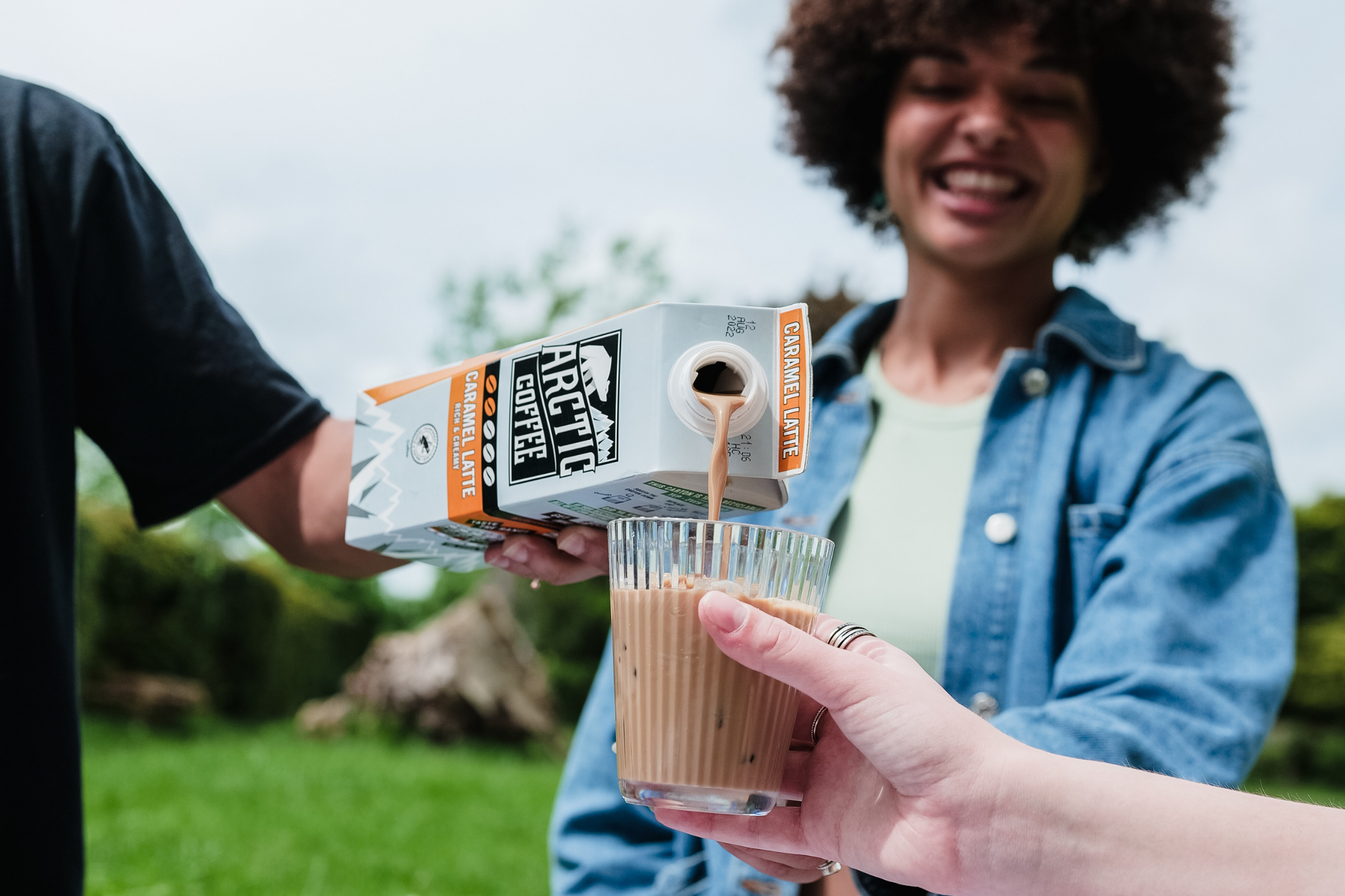 Person pouring Arctic 1L Person pouring Arctic 1L